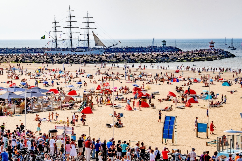 Bezoekers tijdens de Sail-Out Parade van Sail in Scheveningen. In delen van Nederland is het hitteplan in werking getreden. Het hitteplan geeft vier tips: drink voldoende, houd jezelf koel, houd je huis koel en zorg voor elkaar. (anp / Robin Utrecht)