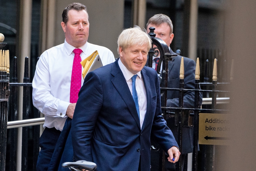 De nieuwe leider van de Conservatieve Partij en aankomend premier Boris Johnson verlaat het hoofdkantoor van zijn partij in Londen na zijn verkiezingsoverwinning van dinsdag. (afp / Niklas Halle’n)