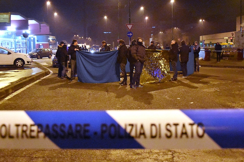 De Italiaanse politie verricht onderzoek op de plek waar Anis Amri werd doodgeschoten. (ap / Daniele Bennati)