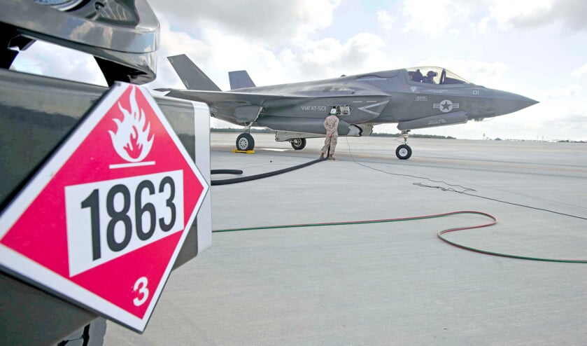 Een F-35B Lightning Joint Strike Fighter tankt bij op de Amerikaanse luchtmachtbasis Eglin in Fort Walton Beach (Florida). (ap / Devon Ravine)