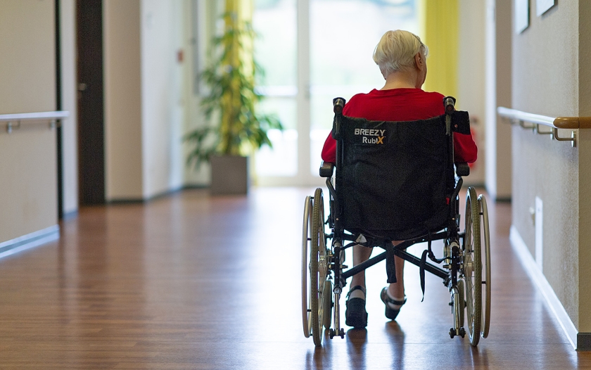 Ruim een derde van de verpleeghuisbewoners met dementie brengt de tijd in zichzelf gekeerd in een stoel door. Veel zorgverleners vinden dat niet zo problematisch. (ap / Uwe Anspach en josvandijk.net)