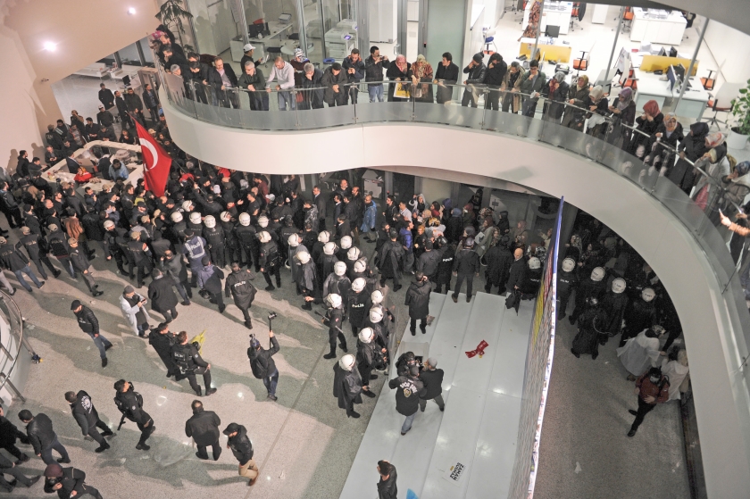 De Turkse politie heeft zaterdag een kordon gelegd rond het kantoor van de krant Zaman in Istanbul, nadat zij het met inzet van plastic kogels, traangas en waterkanonnen had bestormd om sympathisanten te verjagen. De hoofdredacteur van de krant, die vrijdag onder overheidstoezicht werd geplaatst, is ontslagen en het redactiesyteem geblokkeerd. < (ap)