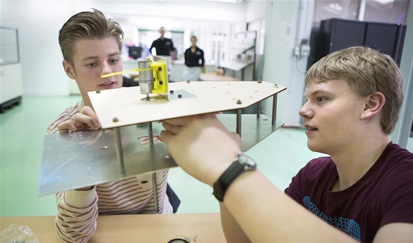In het HighTechCentreDelft werken middelbaar beroepsonderwijs en hoger onderwijs samen. De technieksector kampt nog altijd met een groot tekort aan vakdocenten. (Najib Nafid)