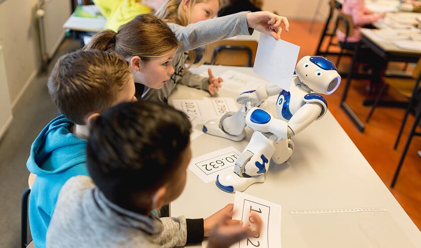 Voor de leerlingen van groep 6 van de Triangel in Lunteren is het gebruik van de onderwijsrobot in de klas inmiddels vanzelfsprekend. (Jorik Algra)