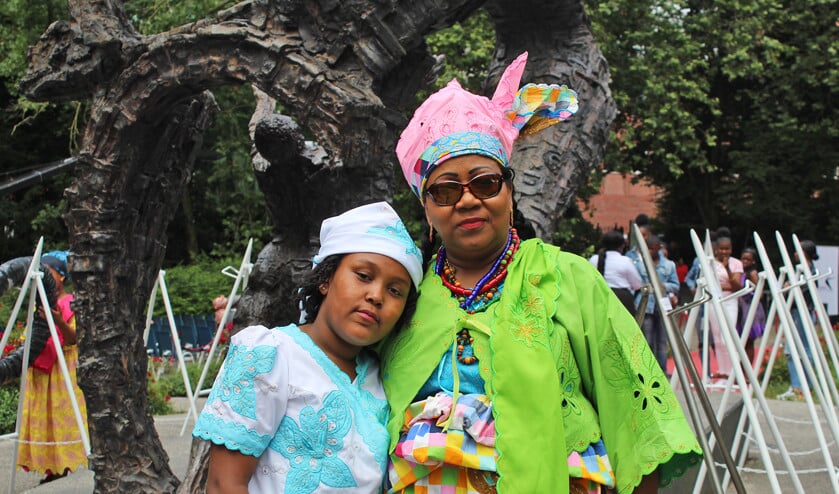 Louisha Codrington (9) en haar oma in traditionele Surinaamse kleding, tijdens Keti Koti in het Oosterpark in Amsterdam. (nd)