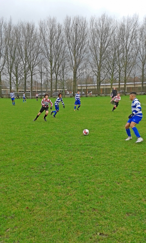 Het talent van Alphense Boys (rood-witte shirts) heeft het moeilijk tijdens het duel. Weinig bruikbare ballen en fysiek sterkere tegenstanders. (Gerrit-Jan van Heemst)