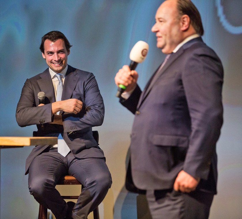 Thierry Baudet (links) luistert naar Henk Otten tijdens een campagneavond in Rotterdam van Forum voor Democratie voorafgaand aan de Provinciale Statenverkiezingen van 20 maart. (vk / Arie Kievit)