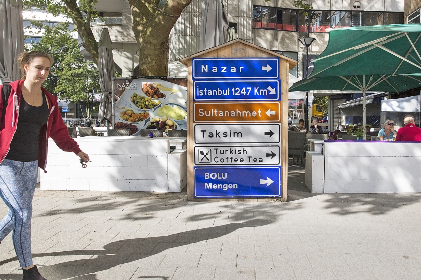 In Rotterdam wijzen borden bij restaurant Nazar de weg naar Turkse bestemmingen. Onder meer naar de provincie Bolu, die – aldus de website van het restaurant – bekendstaat als leverancier van de beste Turkse koks. (Arie Kievit)