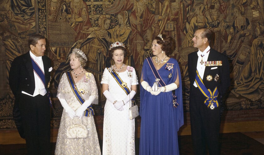 Bezoek van prins Claus en koningin Beatrix in 1982 aan koningin-moeder Elizabeth, koningin Elizabeth II en prins Philip. (anp)