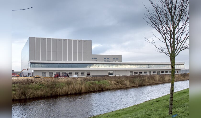 De zuivelfabriek van het Chinese bedrijf Ausnutria langs de A7 bij Heerenveen. (anp / Jilmer Postma)