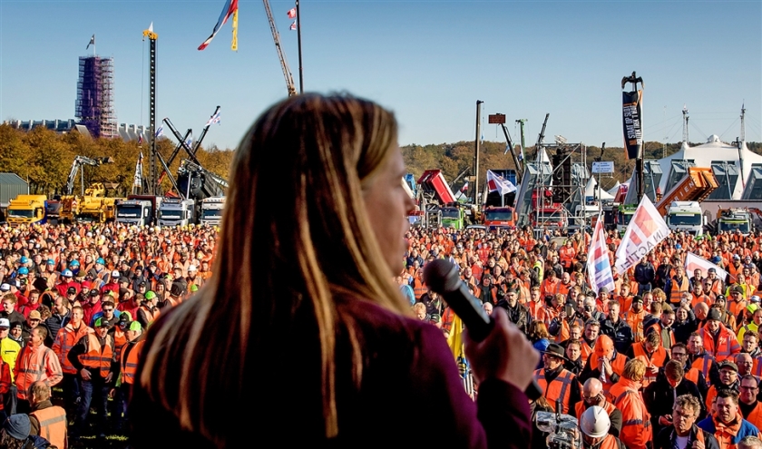 Minister van Landbouw, Natuur en Voedselkwaliteit Carola Schouten spreekt op het Malieveld, tijdens het bouwersprotest tegen het stikstofbeleid. (anp / Koen van Weel)