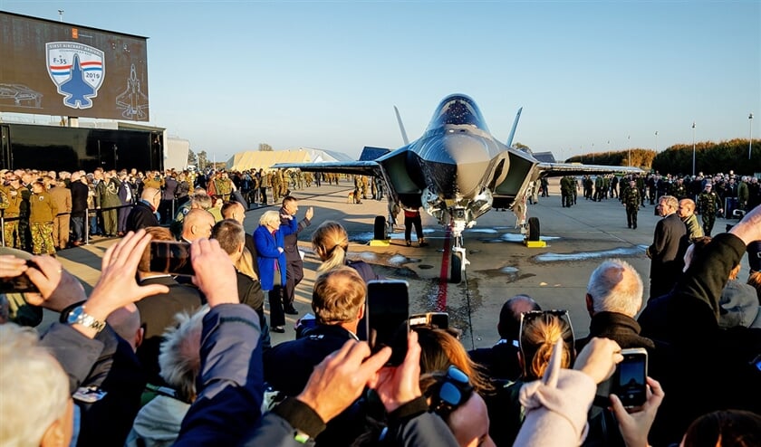 De eerste F-35, ook wel bekend als de Joint Strike Fighter, landt op de vliegbasis Leeuwarden. (anp / Robin van Lonkhuijsen)