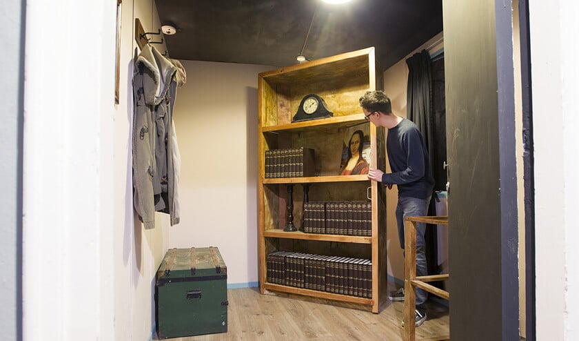 Een medewerker poseert bij de escaperoom in het Brabantse Valkenswaard. De bunker werd in de oorlog door de Duitsers als afluisterbunker gebruikt. (anp / Jeroen Jumelet)