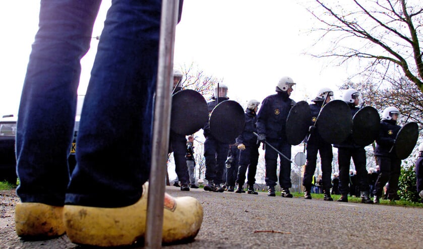 Boze veehouders in Kootwijkerbroek blokkeerden in 2001 de wegen in Kootwijkerbroek en kwamen tegenover de Mobiele Eenheid te staan. (Jerry Lampen)