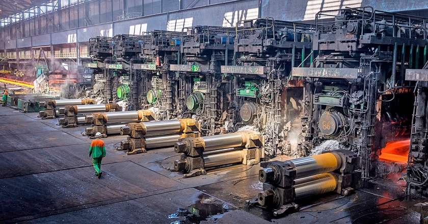 Werk in de hoogovens van Tata Steel. Tegen het bedrijf lopen verscheidene claims van oud-werknemers over gezondheidsschade door asbest. (anp)