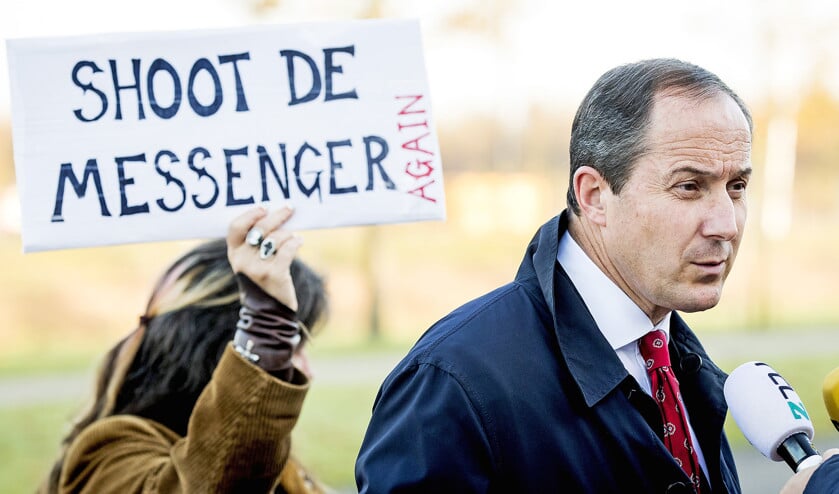 Advocaat Gert Jan Knoops staat de pers te woord bij de rechtbank op Schiphol, voorafgaand aan de behandeling van zaak-Wilders. (anp / Koen van Weel)