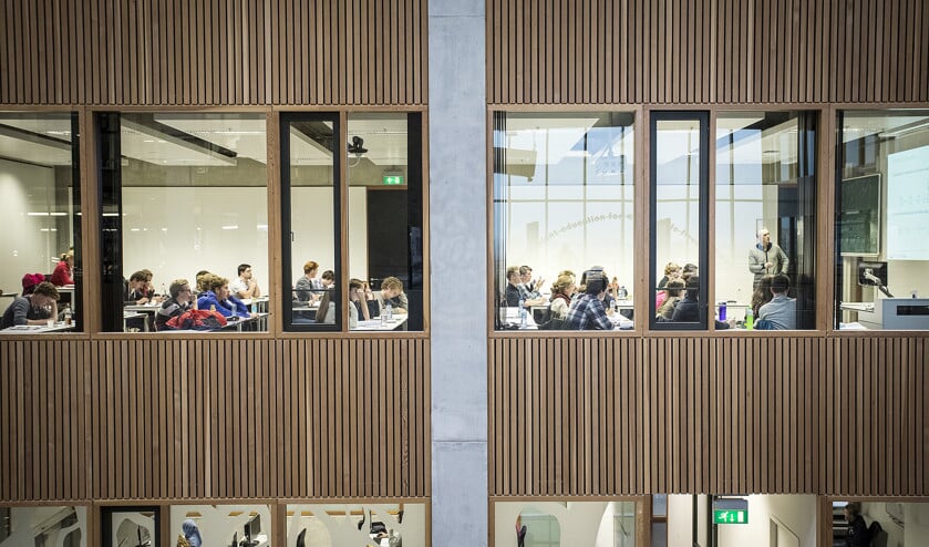Studenten krijgen les in de universiteit van Wageningen. Het aantal studies met numerus fixus is weliswaar gedaald, maar er melden zich meer studenten. (Arie Kievit, Marcel Wogram en anp / Alexander Schippers)
