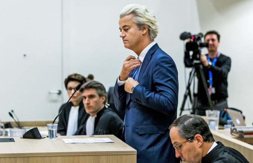 Geert Wilders bepleitte woensdag zijn onschuld voor de rechtbank op Schiphol. ‘Ik ben geen racist, en mijn kiezers ook niet.’ (anp / Remko de Waal)