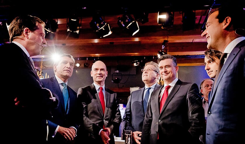 Alexander Pechtold (D66), Sybrand Buma (CDA), Gert-Jan Segers (ChristenUnie), Henk Krol (50Plus), Emile Roemer (SP), Jesse Klaver (GroenLinks) en Lodewijk Asscher (PvdA) voorafgaand aan het Groningse debat. (anp / Remko de Waal)