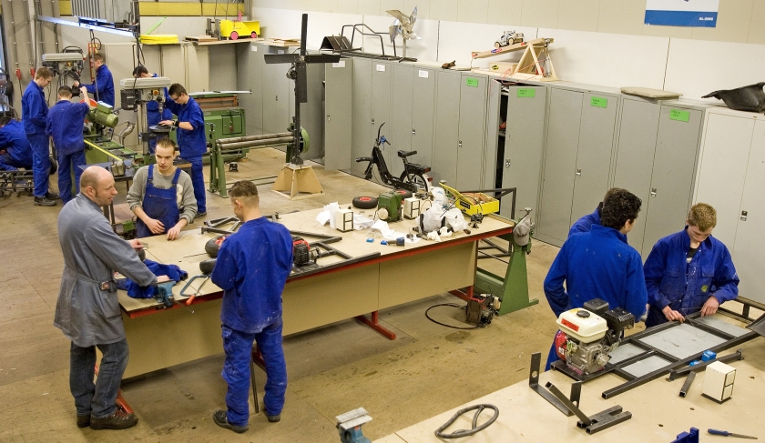 Leerlingen die de opleiding werktuigkunde volgen zijn onder begeleiding aan het werk bij het ROC Gilde in Roermond. Naast de uren die ze op school doorbrengen, lopen de leerlingen stage om praktijkervaring op te doen. (anp / Remko de Waal en Lex van Lieshout)