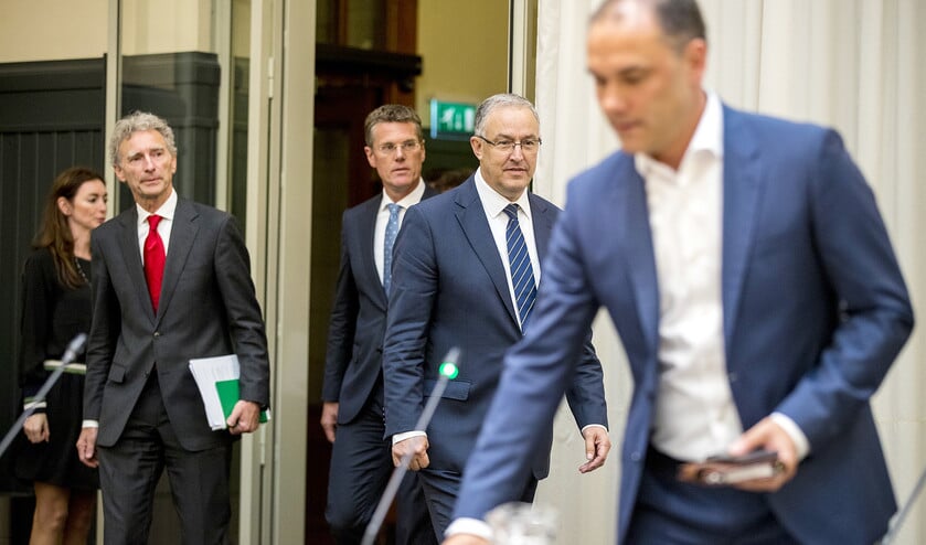 De informateurs Pieter Duisenberg en Paul Rosenmöller overhandigen hun eindadvies over de te vormen coalitie in Rotterdam aan burgemeester Ahmed Aboutaleb. (anp / Jerry Lampen)