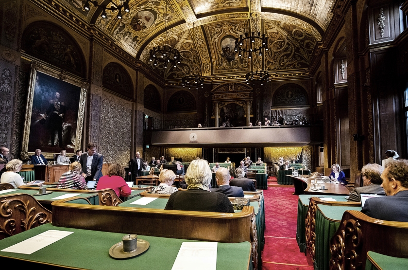 Het lidmaatschap van de Eerste Kamer is een deeltijdfunctie en er zullen daarom altijd andere belangen spelen. (anp / Remko de Waal)