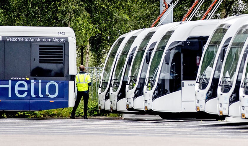 Bij de garage van Connexxion op Schiphol stonden woensdagmiddag tientallen bussen stil vanwege de stakingen in het streekvervoer. De bonden eisen loonsverhoging, maatregelen tegen de werkdruk en vaker een (plas)pauze. (anp / Koen van Weel)