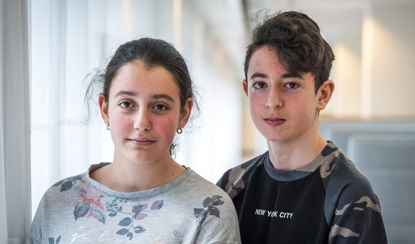 De twee Armeense kinderen Lili en Howick voorafgaand aan de zitting van de Raad van State over hun asielprocedure. (anp / Lex van Lieshout)