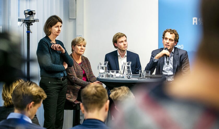 Waarom zij het Klimaatakkoord niet meer zien zitten, vertelden donderdag (vanaf links): Marjolein Demmers (Natuur en Milieu), Kitty Jong (FNV), Maarten Labots (Jonge Klimaatbeweging) en Joris Thijssen (Greenpeace). (anp / Remko de Waal)