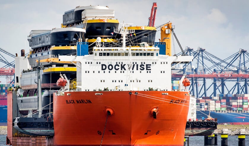De onder Maltese vlag varende Black Marlin heeft wel vaker bijzondere ladingen. Het schip, gebouwd in 1999, vervoerde eerder bijvoorbeeld een olieboorplatform en het drijvende werkplatform Seafox 5 (anp / Koen van Weel)
