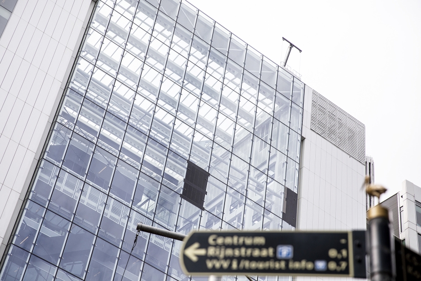 Het veiligheidsglas van vier ramen van het gebouw waarin de ministeries van Buitenlandse Zaken en Infrastructuur en Waterstaat huizen, vertoont barsten. Uit voorzorg is daarom een glasplaat weggehaald en zijn de drie andere afgedekt. (anp / Laurens van Putten)
