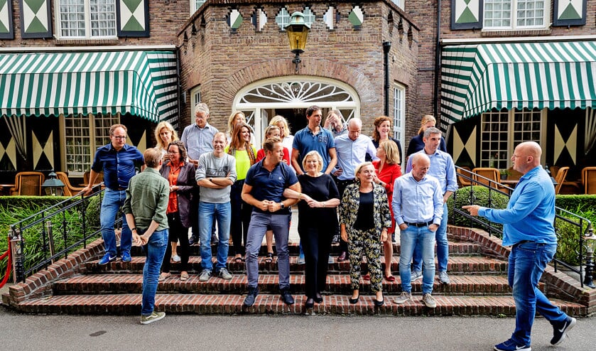 De bewindslieden in vrijetijdskleding bijeen in de tuin van hotel Bos en Ven in Oisterwijk. (anp / Robin van Lonkhuijsen)