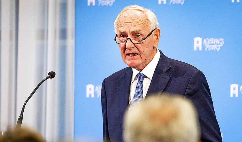 Oud-minister en commissievoorzitter Johan Remkes presenteert in Nieuwspoort zijn aanbevelingen voor een aanpak van stikstofproblematiek. (anp / Remko de Waal)