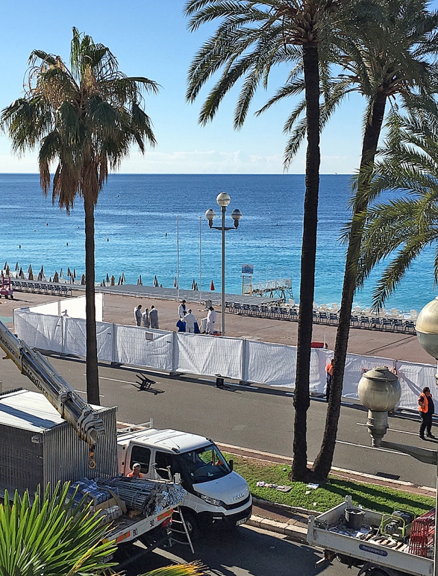Politie-onderzoekers aan het werk op het strand vlakbij de beroemde Promenade des Anglais in Nice, waar de aanslag van donderdag plaatshad. (ap / Sinan Baykent en François Mori)