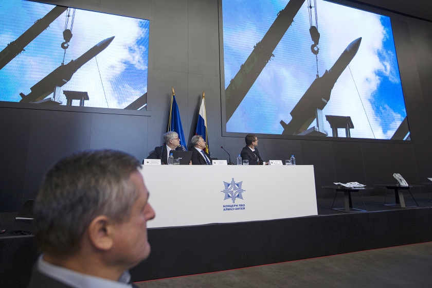 Op een persconferentie op 13 oktober suggereerde Almaz-Antej, producent van de BUK-raketinstallaties, dat het MH17-toestel door een verouderde raket was neergehaald. Een type waarover de Russen niet meer zouden beschikken. (ap / Pavel Golovkin)