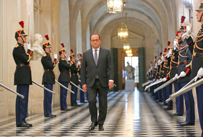 De Franse president François Hollande komt aan bij het Paleis van Versailles, waar hij maandag maatregelen tegen het terrorisme bekendmaakte. (ap / Michel Euler)