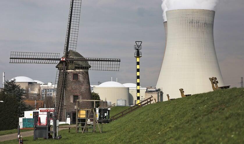 De kerncentrale van het Belgische Doel. In geval van het lekken van radioactief materiaal zouden ook mensen in het zuidwesten van Nederland gevaar lopen. (vk en ap / Oliver Berg)