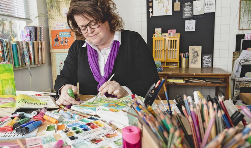 Kris Bossenbroek vond het een ontdekking dat haar geloof verbonden kon worden aan creativiteit. ‘Ik kon iets aan die saaie kerkwereld doen door mijn creativiteit te delen.’ (Dick Vos, nd)