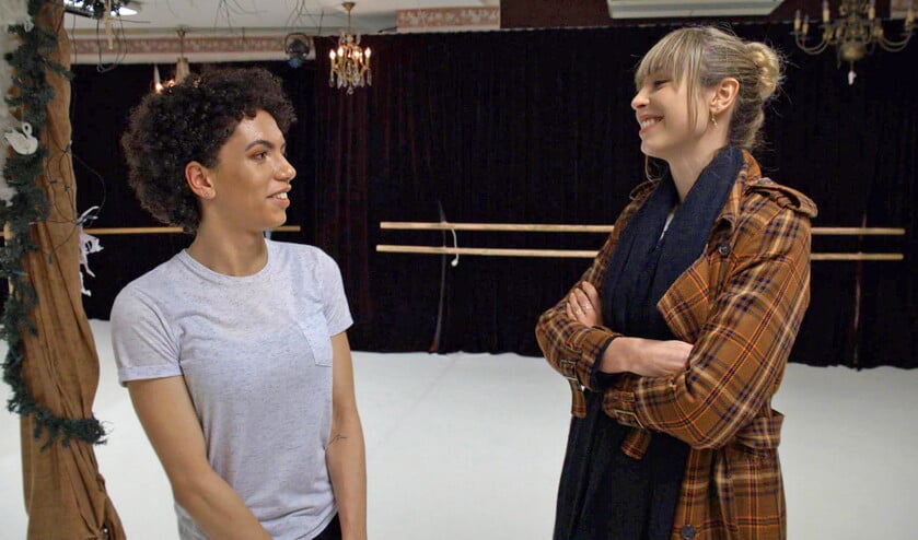 Loiza Lamers neemt Dewi (l) onder haar hoede, die geboren is als David, in een christelijk gezin. (eo)