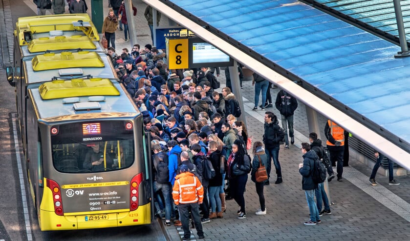 Dringen nabij het Centraal Station van Utrecht, bij het opstappunt van de bus naar de Uithof. (Raymond Rutting)