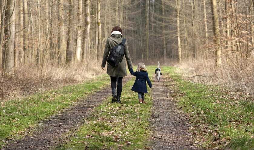Susan van Oosten gaat naar kantoor als haar dochtertje Mees op school zit. Ontspanning vindt ze onder andere in een gezamenlijke boswandeling. (nd)