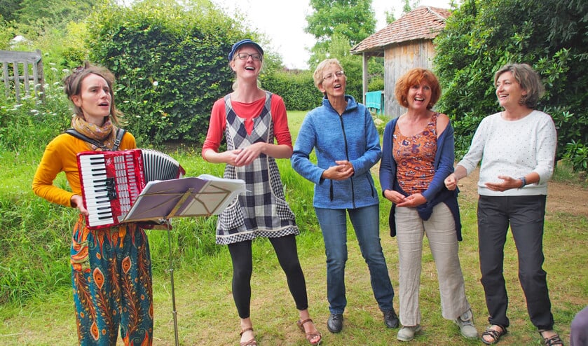 Enkele Nederlandse cursisten zingen Franse liedjes onder begeleiding van een accordeoniste. (Imco Lanting)