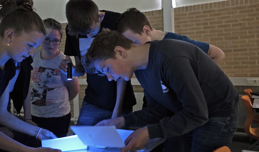 Leerlingen van het Greijdanus College zoeken in een escaperoom naar de toegangscode van de smartphone van Ben. (Dick Vos)