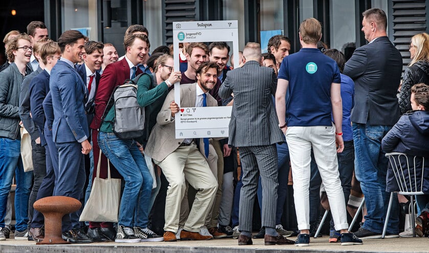 Jonge aanhangers van Forum voor Democratie gaan op de foto met leider Thierry Baudet in een Instagram-kader. (Guus Dubbelman)