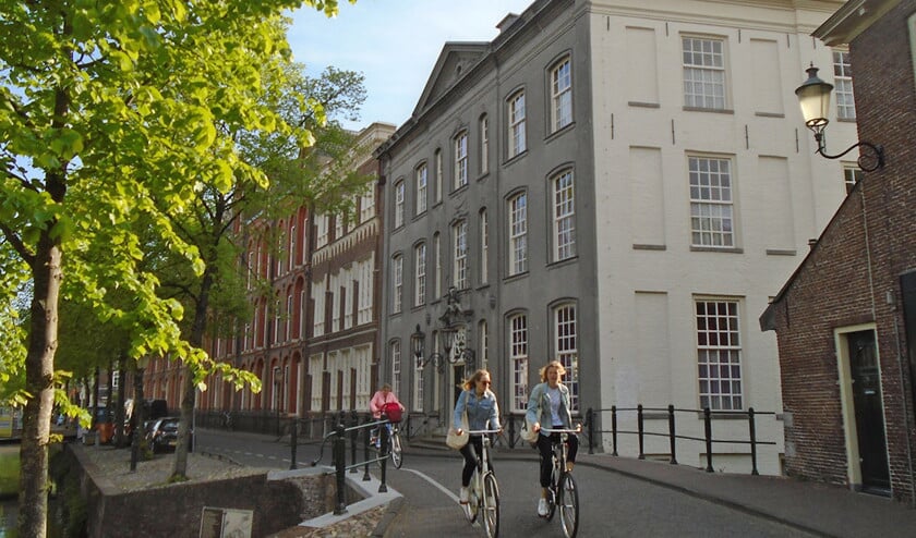 Het ‘Huis met de Paarse Ruiten’ aan de Zuidsingel 38 in Amersfoort, waar stadhouder Willem V in 1787 logeerde toen hij zich niet meer veilig voelde in Den Haag. Het huis was eigendom van de Joodse tabakshandelaar en bankier Benjamin Cohen, vriend van de stadhouder. Veel Joden waren Oranjegezind. (nd en wikipedia)