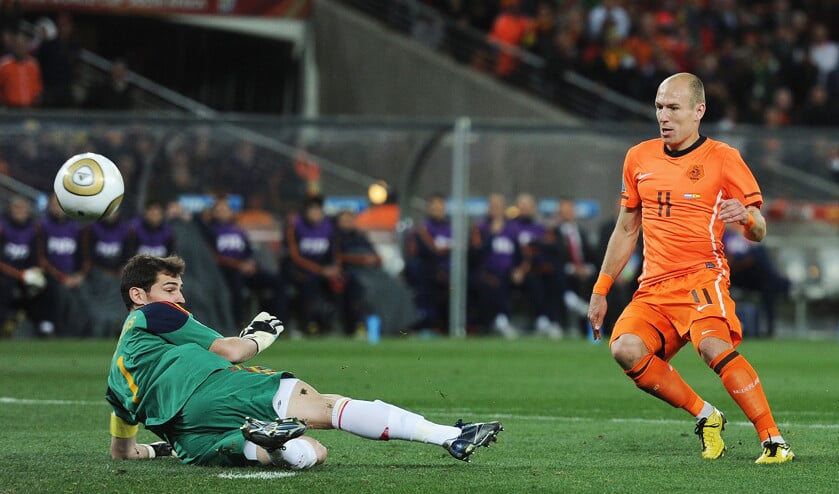 De finale van het WK voetbal in Johannesburg in 2010 tussen Nederland en Spanje: doelman Iker Casillas keert met de voet een schot van Arjen Robben. (getty / Jasper Juinen)