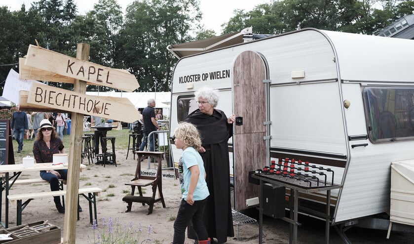 In het bosrijke Vierhouten op de Veluwe is de vijfde editie van het Graceland Festival begonnen. Met een vierdaags programma vol muziek, kunst en sprekers wil het christelijke festival ruimte bieden aan christenen in de breedte (Dick Vos)