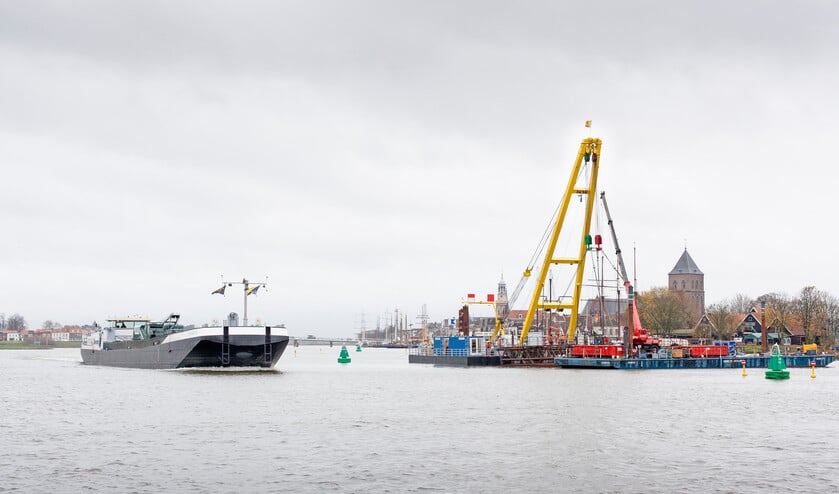 Vandaag wordt bij Kampen de IJsselkogge boven water gehaald en naar Lelystad gebracht, waar hij bij de Bataviawerf zal worden geconserveerd. (Dick Vos)