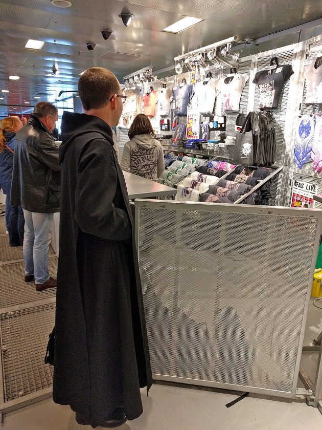 Vlak na de toegangscontrole begint de merchandise. (nd en afp / Fred Tanneau)