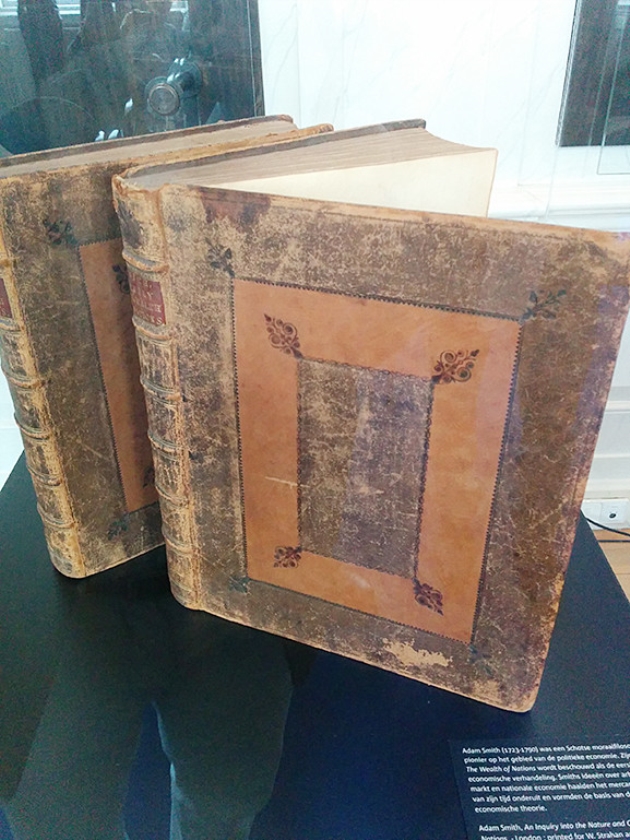 Wealth of Nations, het unieke boek dat in de Kamer werd gevonden, bestaat uit twee delen. (nd)